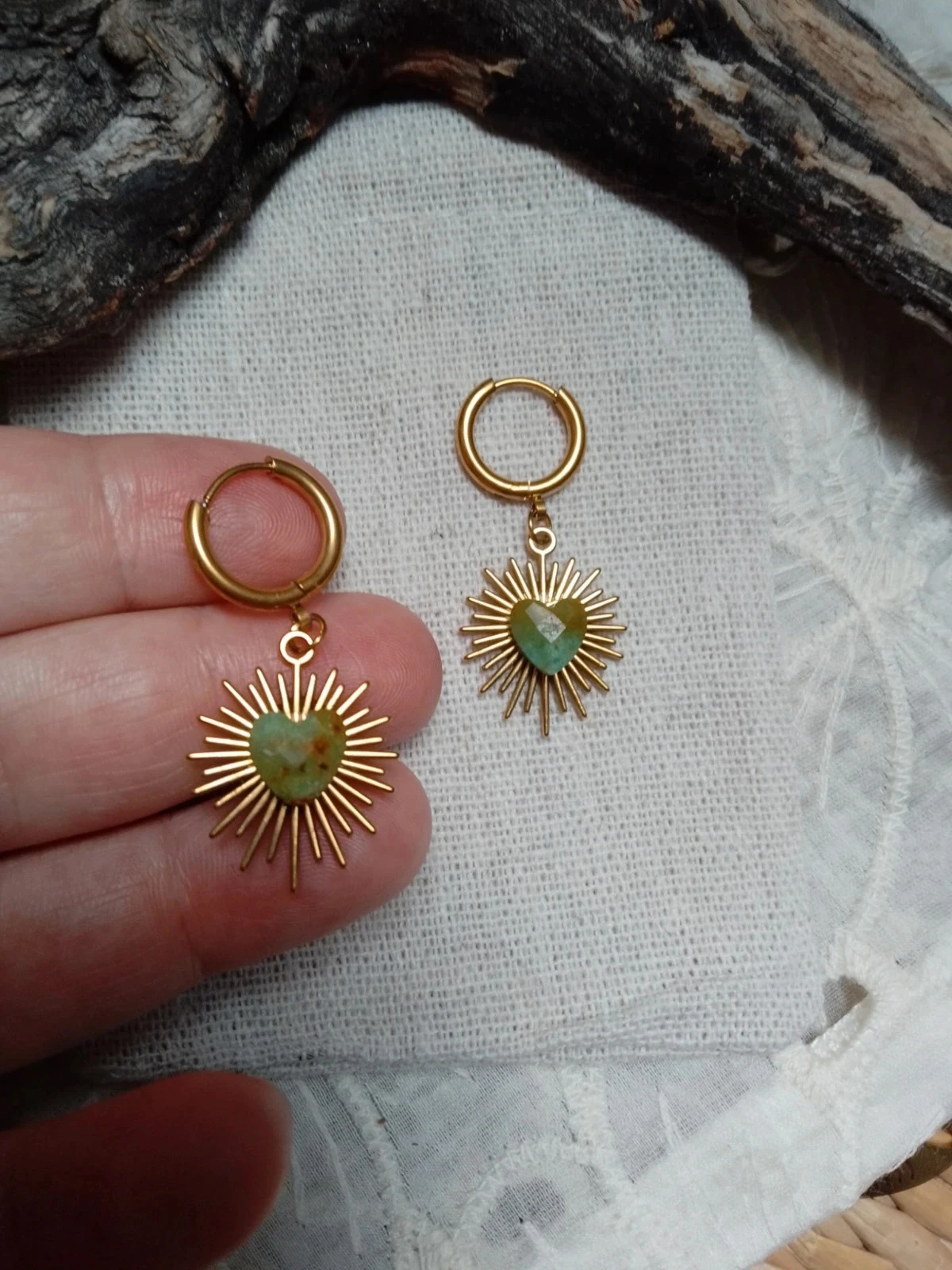 Créoles dorées soleil cœurs de pierres turquoise africaine – photo 3